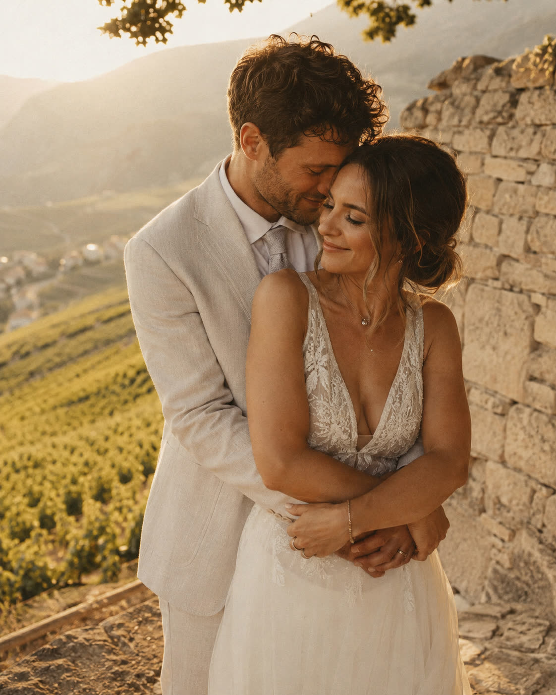 Couple enlacé dans les vignes valaisannes