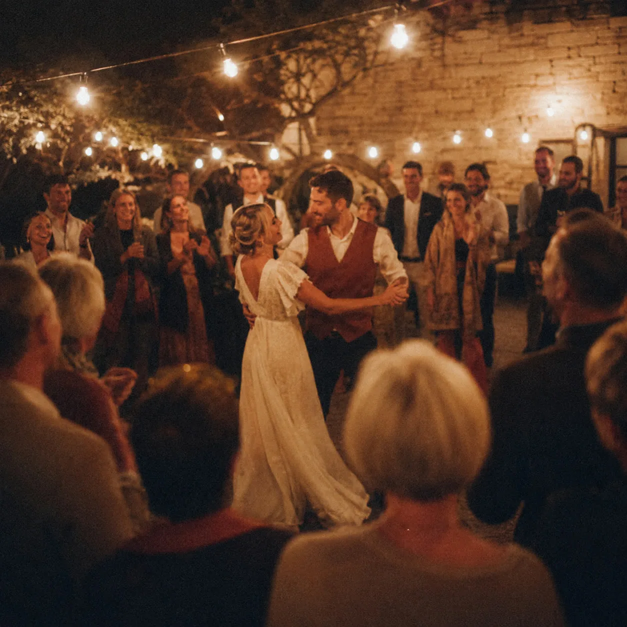 Premier bal, couple qui danse en salle de pierre