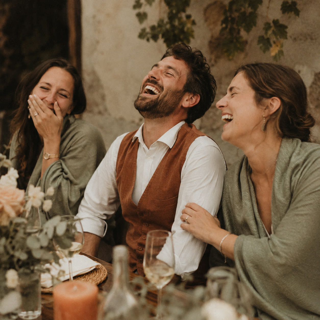 Invités qui rient à table