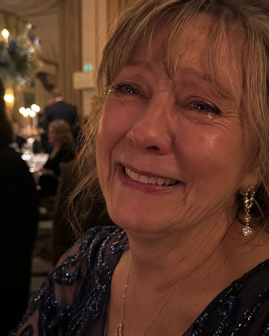Invitée émue en larmes pendant le dîner