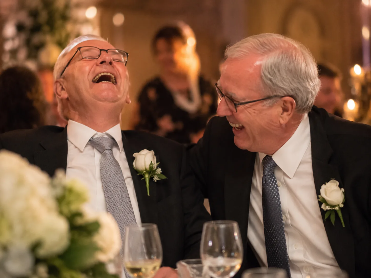 Deux hommes qui rient ensemble à table