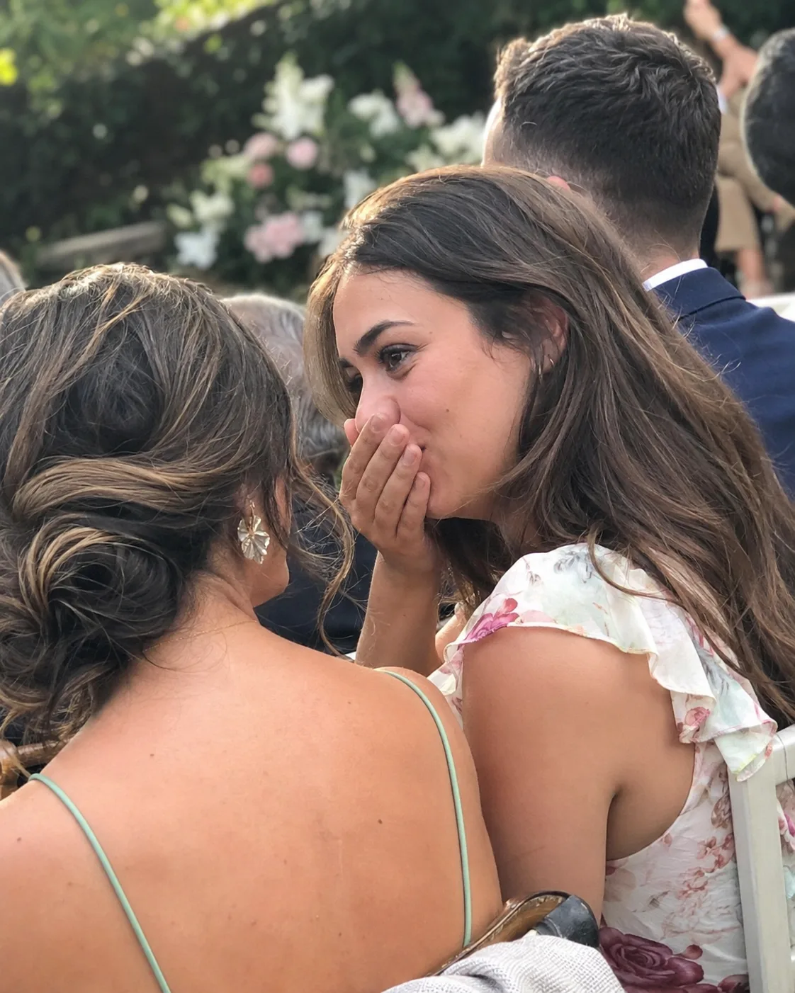 Jeune femme émue pendant la cérémonie