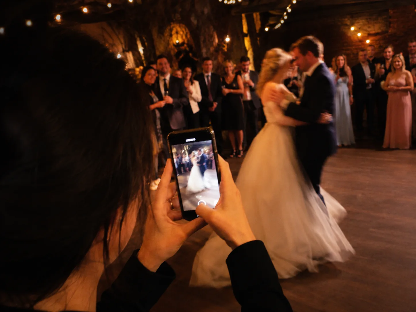 Invité filmant le premier bal sur son téléphone