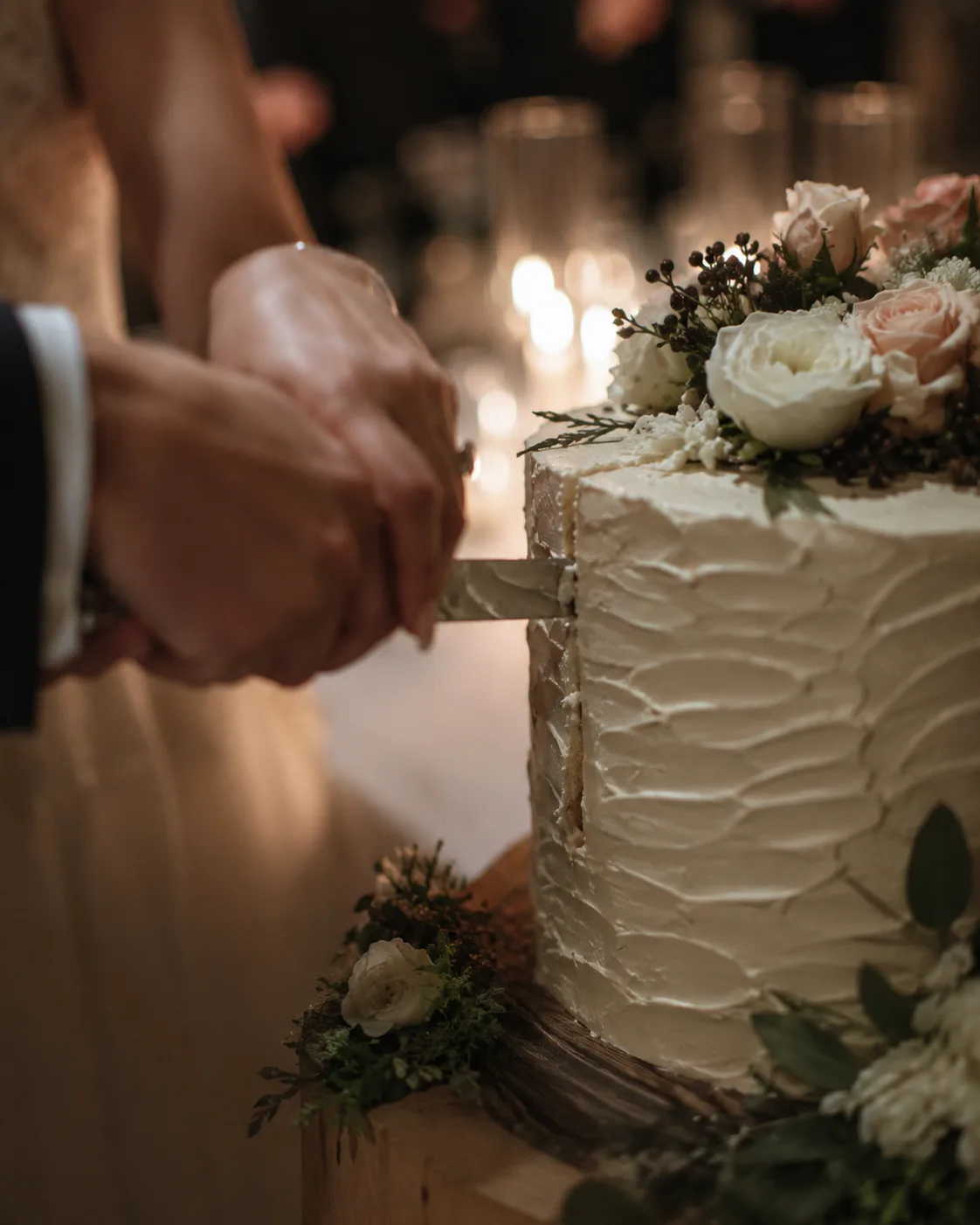 Mariés découpant le gâteau de mariage