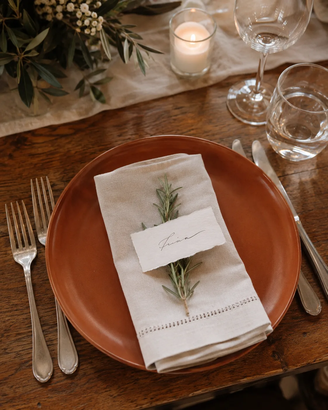 Assiette de mariage rustique avec romarin