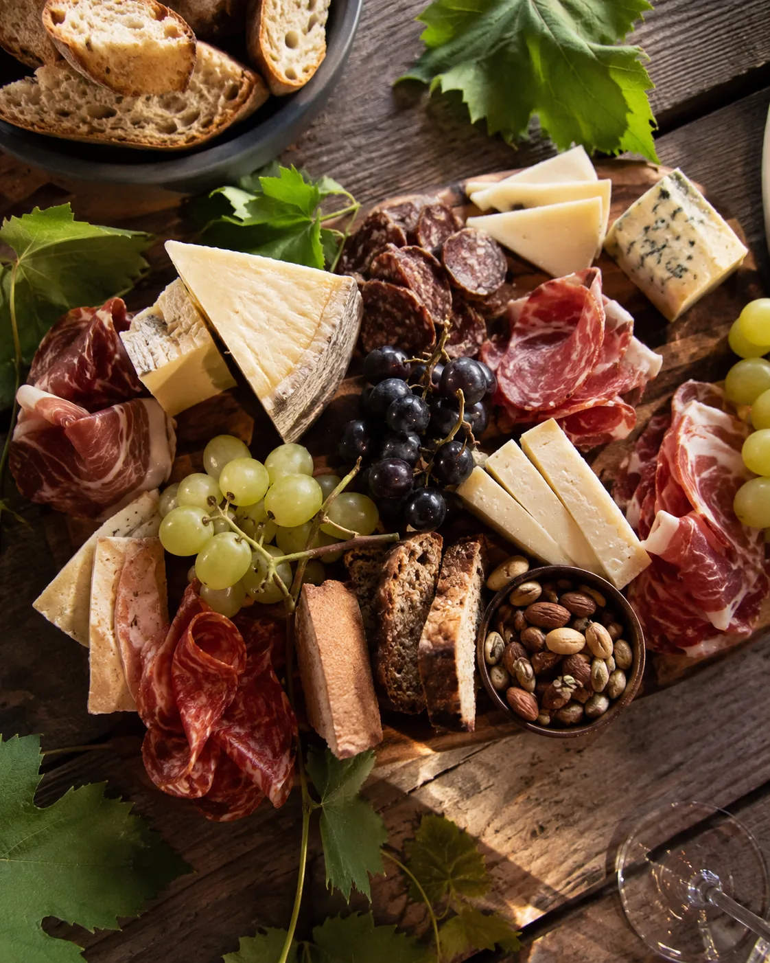 Plateau de charcuterie et fromages pour le cocktail