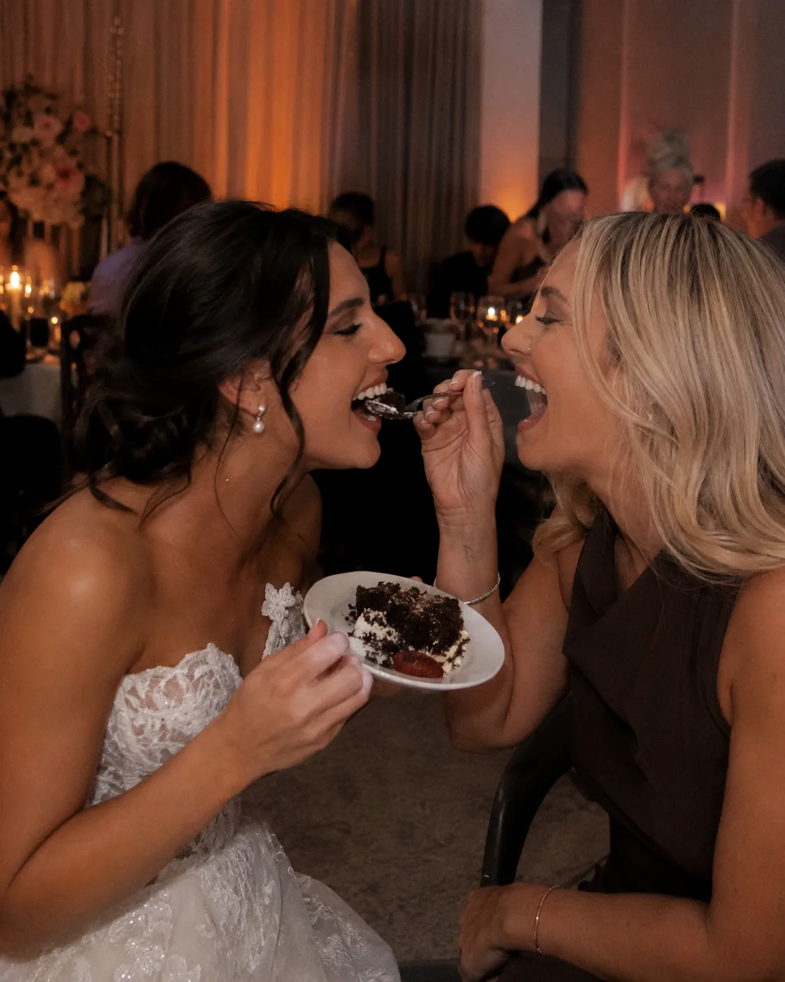 La mariée et son amie partagent une part de gâteau